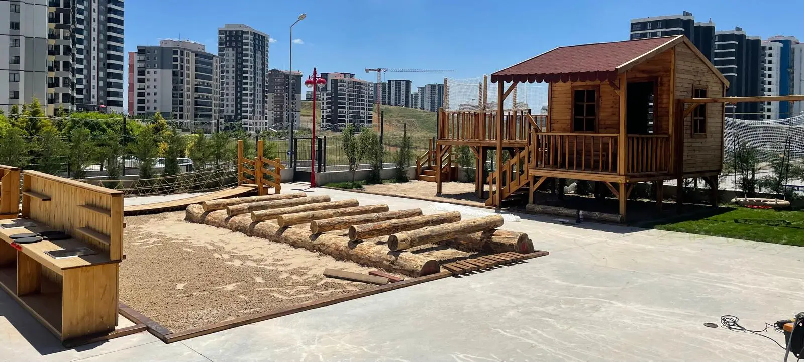 Açı Eryaman Koleji – Açık Alanlar & Oyun – Ahşap oyun evi ve parkur