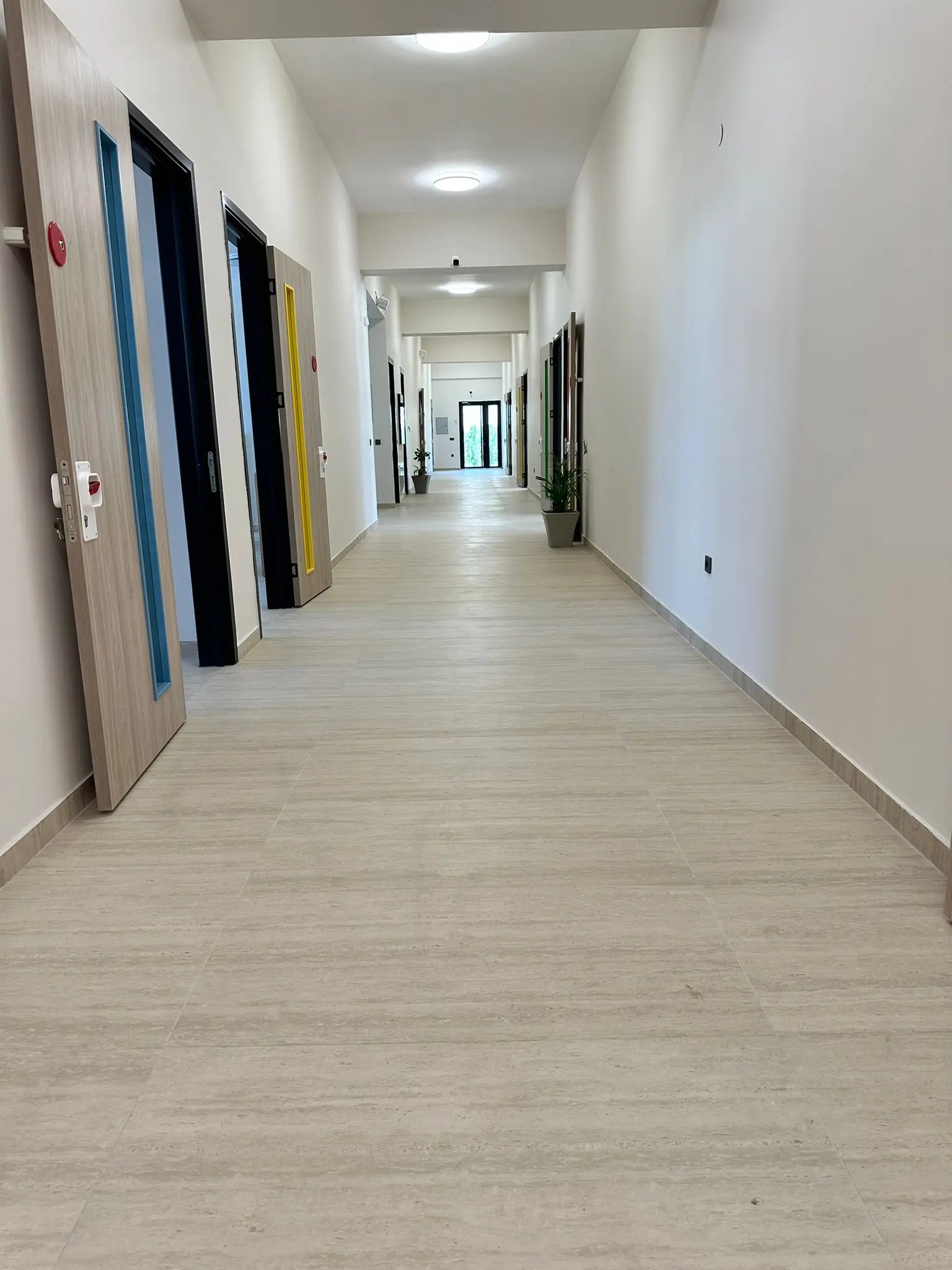 Açı Eryaman Koleji – İç Mekânlar – Renkli kapılı koridor