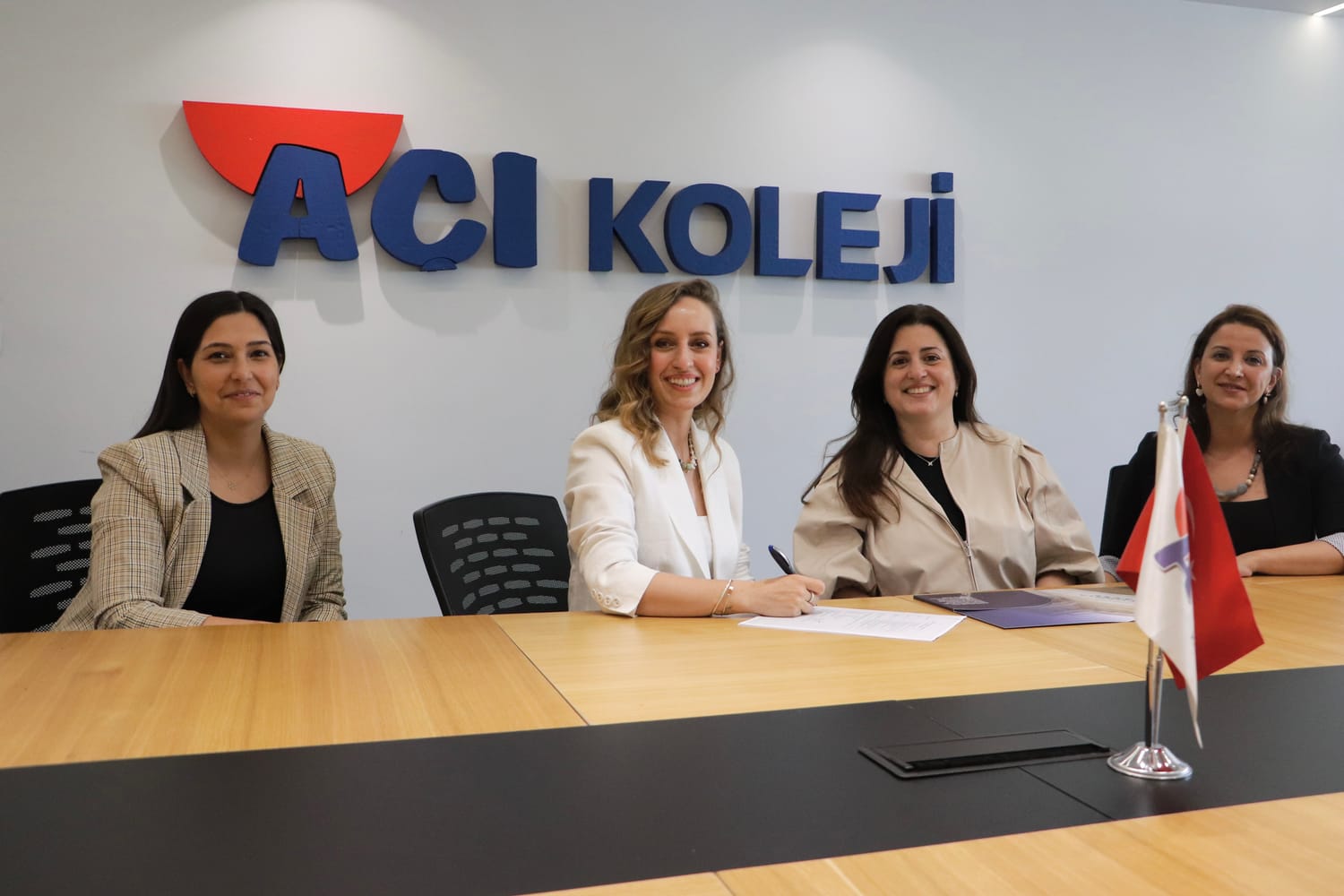 Açı Koleji ve Oxford University Press yetkilileri işbirliği belgesini imzalarken