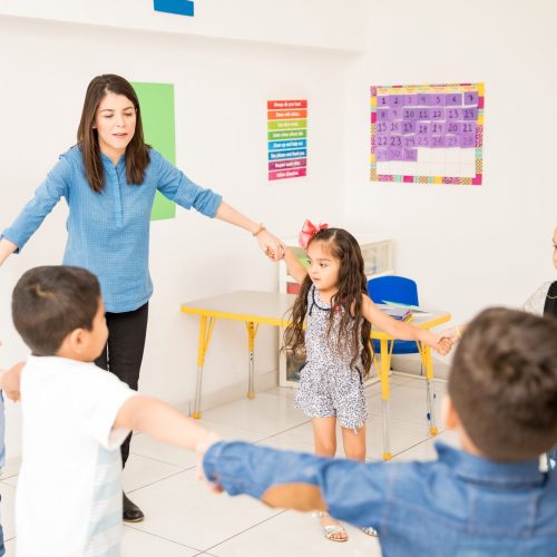 Öğretmen ve öğrenciler çember etkinliğinde